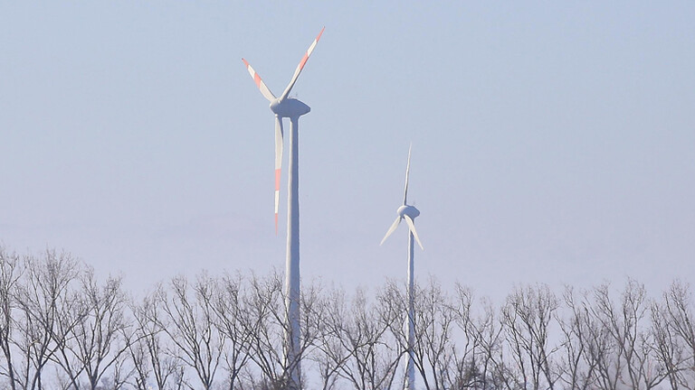 Magdeburg, Sachsen-Anhalt, Deutschland: Windräder beim geplanten Gewerbegebiet Eulenberg, das ursprünglich für ein Intel-Werk vorgesehen war