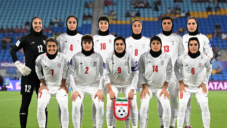 Die iranische Fußballnationalmannschaft der Frauen posiert vor dem Spiel für ein Foto.