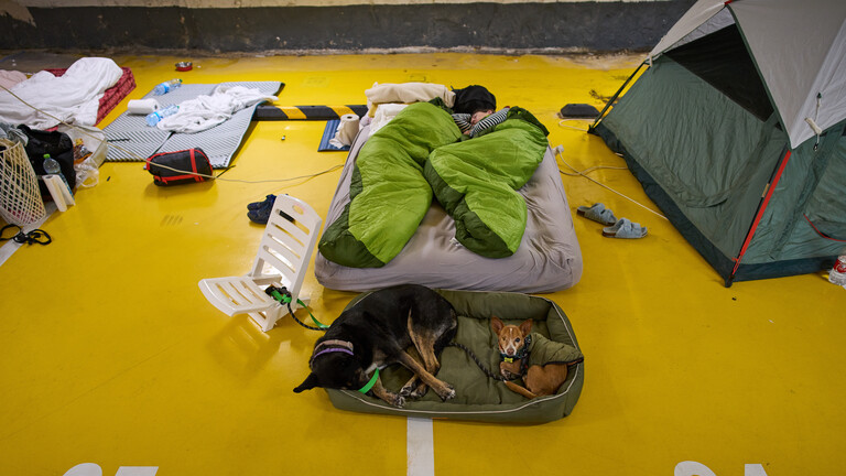Menschen in Tel Aviv suchen in einer Tiefgarage Schutz vor Raketenangriffen