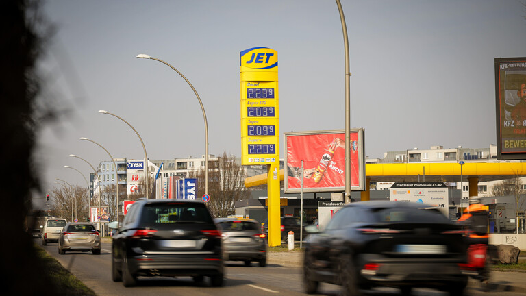 Autos fahren an Tankstelle vorbei