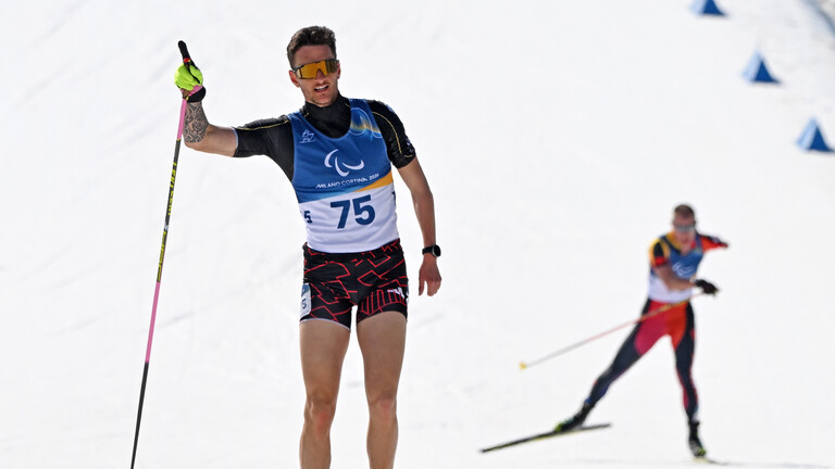 Kurze Hose, Schirt mit kurzen Ärmeln: Marco Maier aus Deutschland jubelt m Ziel bei den Paralympics im Para Biathlon