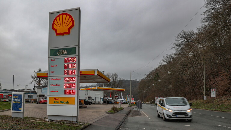 Shell Tankstelle in Siegen am 17.03.2026. Der Liter Super kostet 2,17 Euro.