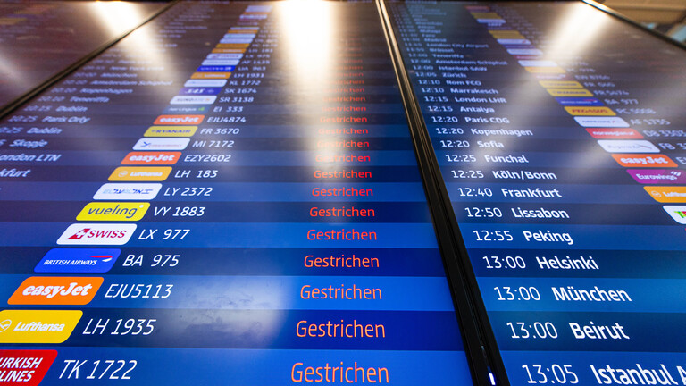 Stornierte bzw. annulierte Flüge auf einem Display im Terminal des am Flughafen Berlin Brandenburg (BER) (18.03.2026)