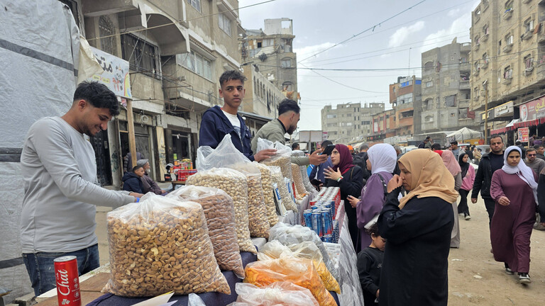 Vertriebene Palästinenser kaufen Süßigkeiten an Ständen und auf Märkten, um sich auf das Eid al-Fitr-Fest in Khan Yunis im südlichen Gazastreifen am 18. März 2026 vorzubereiten.