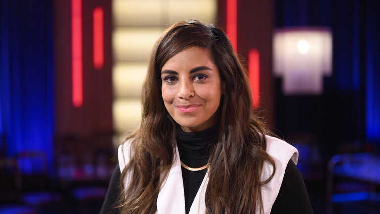 Collien Fernandes lächelt in die Kamera