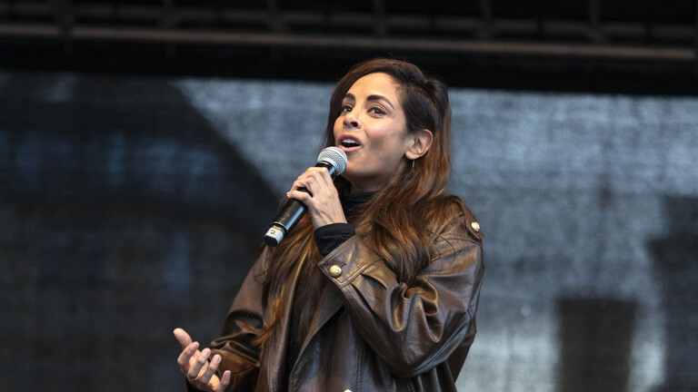 Collien Fernandes spricht auf der Bühne durchs Mikro auf der Demonstration gegen sexualisierte Gewalt unter dem Motto 'Es reicht! Die Scham muss die Seite wechseln' (Hamburg, 26.03.2026)