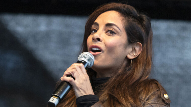 Collien Fernandes spricht auf der Bühne durchs Mikro auf der Demonstration gegen sexualisierte Gewalt unter dem Motto 'Es reicht! Die Scham muss die Seite wechseln' (Hamburg, 26.03.2026)