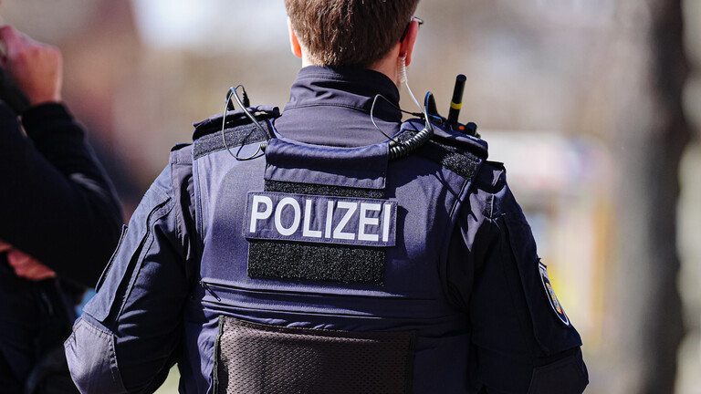 "Polizei" steht auf dem Rücken einer schusssicheren Weste eines Polizisten (06.04.2026)