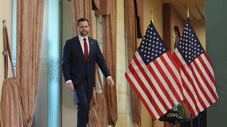 Vizepräsident JD Vance trifft am Sonntag, dem 12. April 2026, in Islamabad, Pakistan, nach einem Treffen mit Vertretern aus Pakistan und dem Iran zur Pressekonferenz ein.