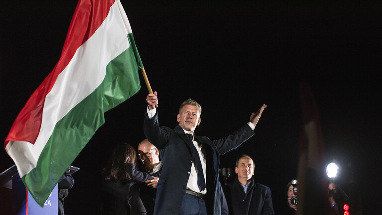 13. April 2026, Budapest, Ungarn: Peter Magyar schwenkt nach seiner Rede bei der Wahlparty der TISZA-Partei in Budapest die ungarische Flagge.