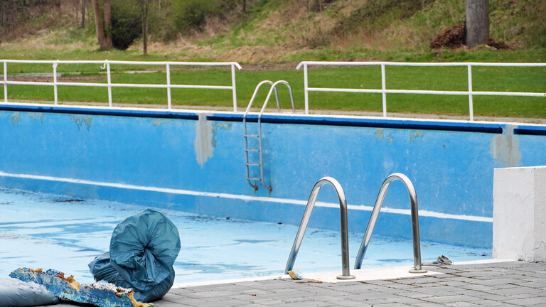 Vorbereitung auf die Freibadsaison, leeres Schwimmbecken mit Sanierungsbedarf, dauerhafte Schließung, fehlende Gelder, Fördermitteleinsatz