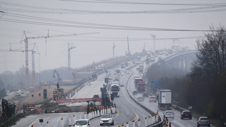 Blick auf die Baustelle (l) der neuen Rader Hochbrücke der Bundesautobahn 7 (A7) über den Nord-Ostsee-Kanal bei Rendsburg.