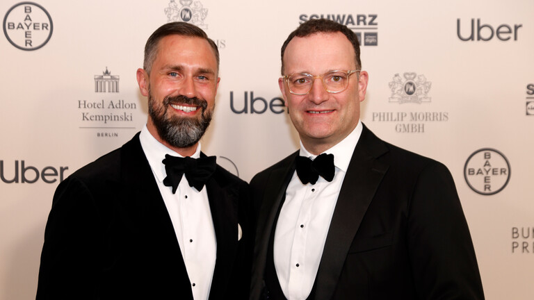 Jens Spahn, Vorsitzender der Fraktion der CDU/CSU im Deutschen Bundestag, steht neben seinem Ehemann Daniel Funke beim Bundespresseball. Beide tragen Smoking (April 2026).
