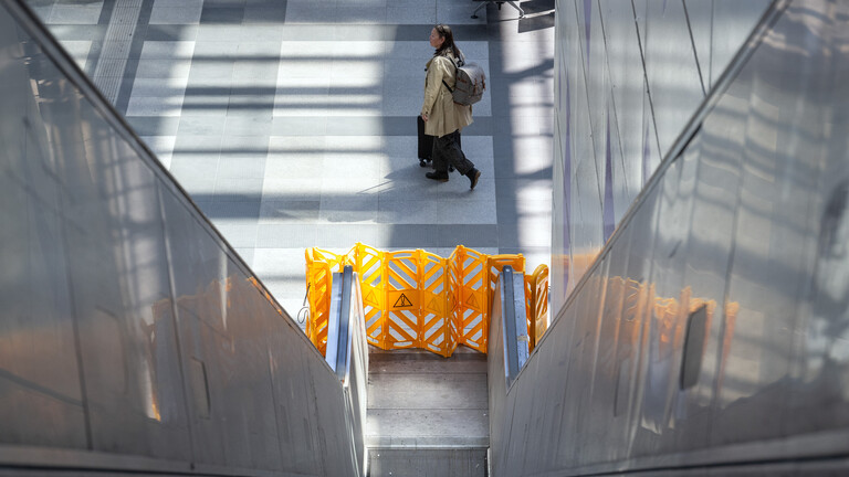 Eine gelbe Absperrung steht auf dem Berliner Bahnhof Südkreuz vor dem Weg zu einer defekten Rolltreppe.