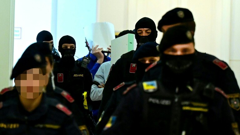 Die Angeklagten vor Verhandlungsbeginn im Prozess um Mutmaßliche Anschlagspläne auf das Wiener Taylor-Swift-Konzert am Dienstag, 28. April 2026, am Landesgericht Wiener Neustadt