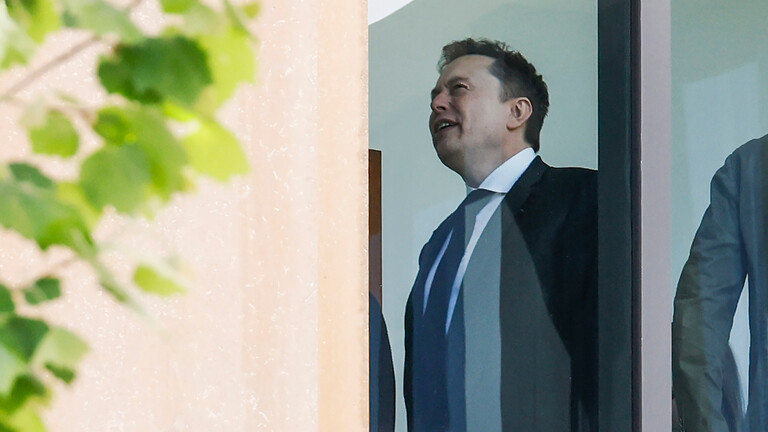 Elon Musk, gesehen durch eine Fensterscheibe im Gerichtsgebäude