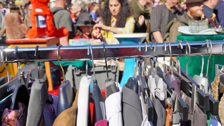 Besucherinnen und Besucher auf einem Flohmarkt