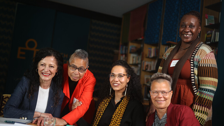 Maisha Auma, Peggy Piesche, Cansel Kiziltepe, Lina Mitschke (Each One Teach One) und Katja Kinder (Executive Director of RAA Berlin) während der Eröffnung des ersten Black Communities Centers (CUZ Community Center for Black, African, and Afro-Diasporic People) in Berlin am 6. Mai 2026