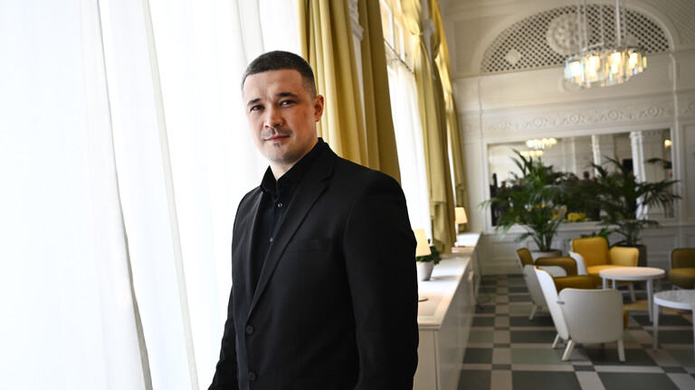 Der ehemalige ukrainische Verteidigungsminister Mykhailo Fedorov steht an einem Fenster nach einer Pressekonferenz (Stockholm, Schweden, 07.05.2026)