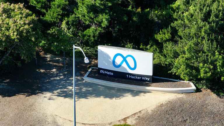 Die Meta (Facebook) Zentrale in Menlo Park, Kalifornien, USA – Meta Logo vor grünen Bäumen