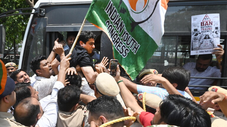 Polizei geht gegen Mitglieder des Indian Youth Congress. Sie protestieren gegen geleakte Fragen der NEET-Prüfung vor.