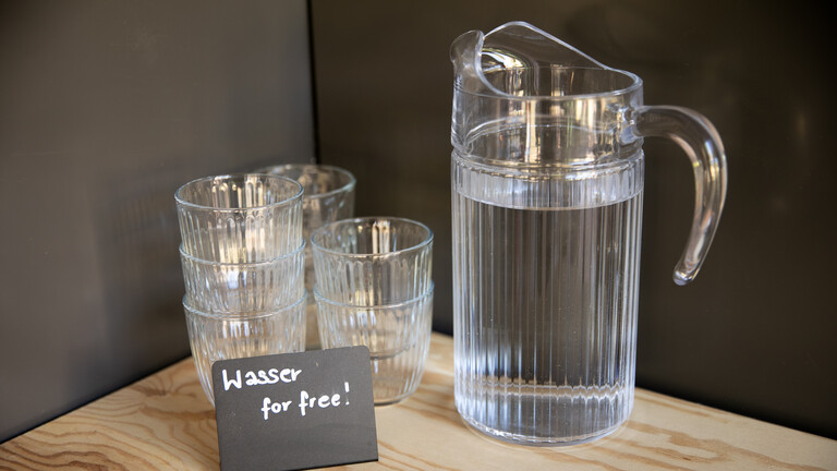 Kostenloses Wasser steht zur freien Verfügung in einem Gastronomiebetrieb herum