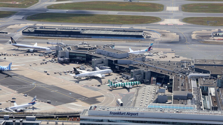Airport mit Flugzeugen am Fluggaststeig