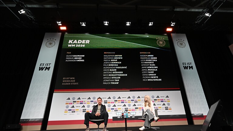 Bundestrainer Julian Nagelsmann (l) und DFB-Pressesprecherin Franziska Wülle sitzen bei der Pressekonferenz zur Bekanntgabe des deutschen Kaders für die Fußball-Weltmeisterschaft 2026 in Kanada, Mexiko und den USA auf der Bühne