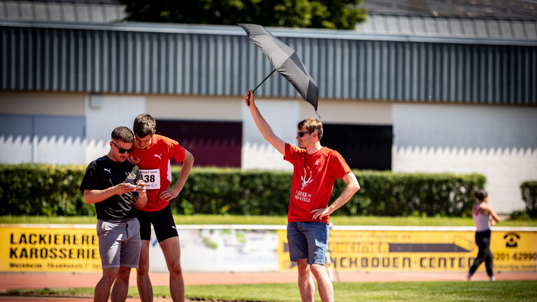 Schattenspender - gesehen beim Hochsprung der Männer im Mai 2026 in Weinheim