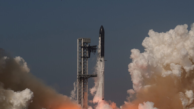 Eine SpaceX "Starship" Rakete beim Abheben