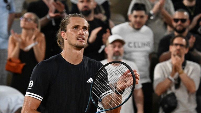 Tennisspieler Zverev vor klatschendem Publikum