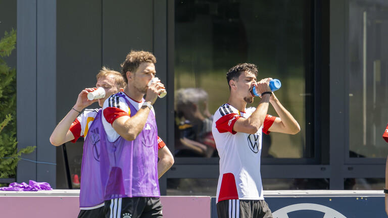 DFB-Nationalmannschaft: Leon Goretzka, Maximilian Beier und Alexander Pavlovic bei einer Trinkpause