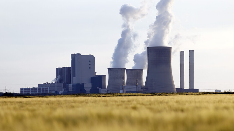 Dampfschwaden steigen in den Abendhimmel am Kohlekraftwerk Niederaußem des Stromkonzerns RWE (Bergheim, 02.06.2026)