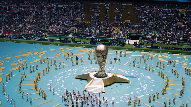 Shakira and Burna Boy performen bei der Eröffnung der Fußball-WM 2026 in Mexiko City.