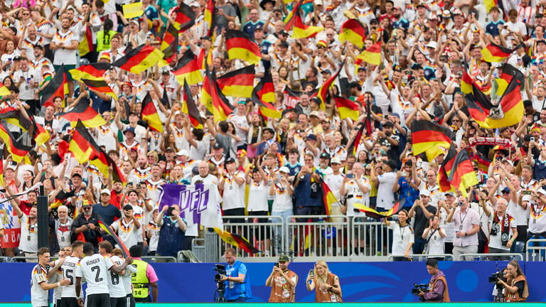 Fußball-Weltmeisterschaft 2026. Das Spiel der Gruppenphase von Deutschland - Curacao. Im Hintergrund sind Fans von Deutschland mit Fahnen zu sehen.