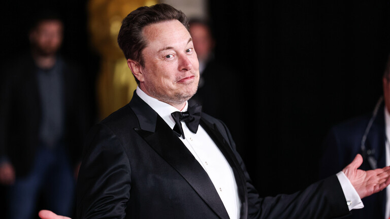 Elon Musk im Anzug.