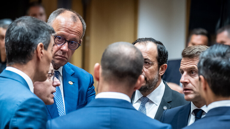 Pedro Sánchez, Ministerpräsident von Spanien, Luc Frieden, Premierminister von Luxemburg, Bundeskanzler Friedrich Merz (CDU), Robert Abela, Premierminister von Malta (von hinten), Nikos Christodoulides, Präsident von Zypern, Emmanuel Macron, Präsident von Frankreich, und Rob Jetten, Ministerpräsident der Niederlande, sprechen miteinander