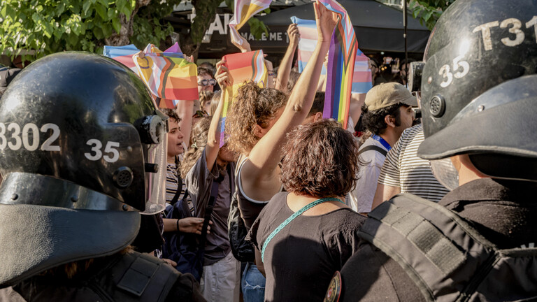 27.06.2026: Demonstranten halten Pride-Fahnen hoch, während sie in Izmir (Türkei) vor Einsatzkräften der Bereitschaftspolizei stehen. Die Polizei griff in den vom Izmir-Pride-Komitee im Stadtteil Alsancak organisierten Pride-Marsch ein und nahm mindestens 36 Personen fest, nachdem sie Gewalt gegen die Teilnehmer angewendet hatte.