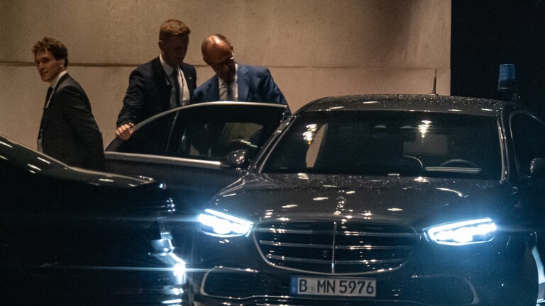 Bundeskanzler Friedrich Merz (CDU, r) kommt nach dem Koalitionsausschuss aus dem Bundeskanzleramt.