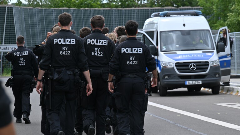 Polizisten gehen vor der Messe Erfurt an einem Polizeiwagen entlang (03.07.3036)
