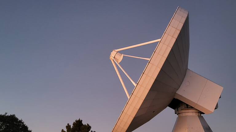 Das spanische Yebes-Teleskop war an der Entdeckung von Erythrulose im Weltraum beteiligt