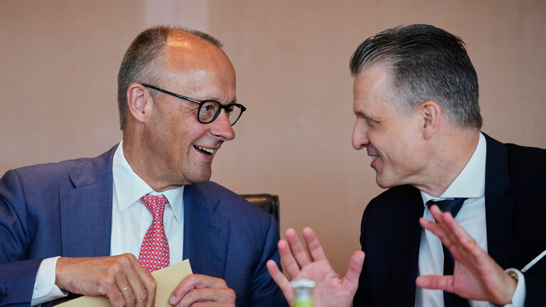 Bundeskanzler Friedrich Merz (links) spricht mit Thorsten Frei, dem Leiter des Bundeskanzleramts, während der Kabinettssitzung im Bundeskanzleramt in Berlin am Mittwoch, dem 15. Juli 2026.