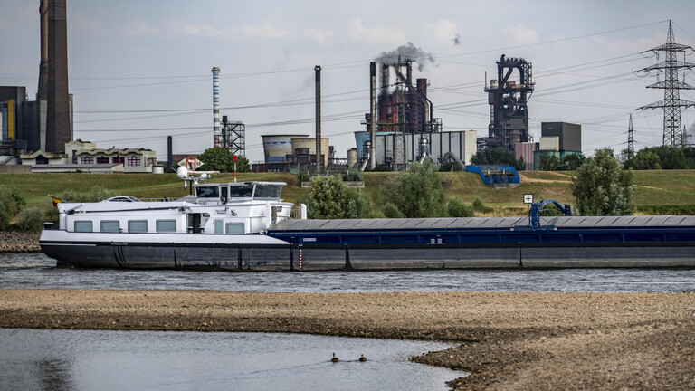 Frachter fährt bei Niedrigwasser am Thyssenkrupp Steel Stahlwerk vorbei (Duisburg, 16.07.2026)