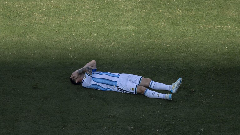 Der argentinische Fußballspieler Lionel Messi liegt nach dem verlorenen WM-Finale gegen Spanien am 19. Juli 2026 in East Rutherford auf us-amerikanischem Rasen
