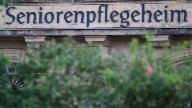 Der Schriftzug "Seniorenpflegeheim" steht an einer Pflegeeinrichtung.