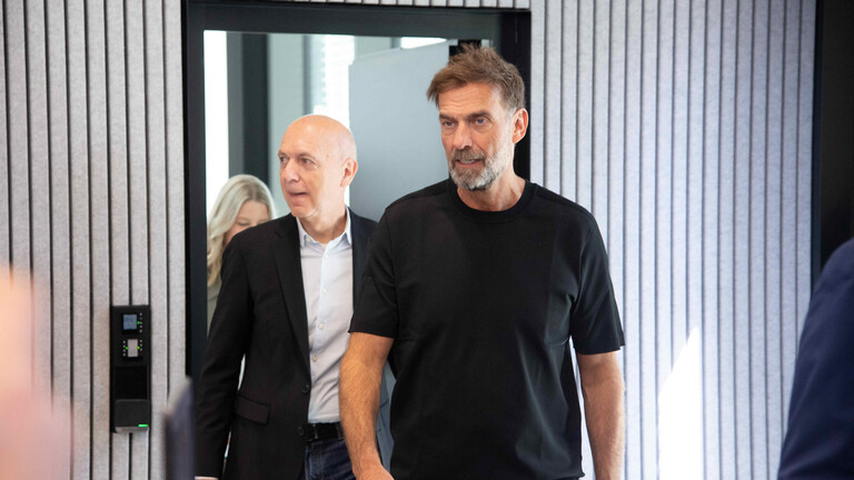 Präsident des Deutschen Fußballbundes Bernd Neuendorf (l.) und Bundestrainer Jürgen Klopp betreten den DFB-Campus zur Pressekonferenz zur Vorstellung von Klopp als neuer Fußballbundestrainer (Frankfurt, 24.07.2026)