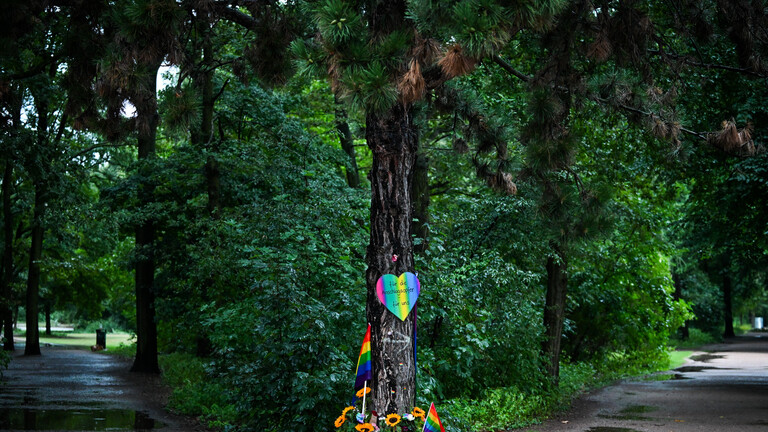 Blumen, Kerzen und persönliche Botschaften sind am Morgen im Regen nahe dem Ort in Tiergarten zu sehen, wo ein Fahrzeug am Rande des Christopher Street Day in eine Menschenmenge gefahren war.