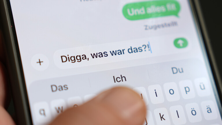 Ein Chatverlauf ist teilweise auf einem Display zu lesen