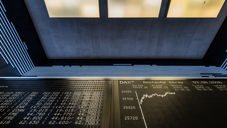 Die Leitindex wird auf einer großen Tafel über dem Börsenparkett angezeigt.