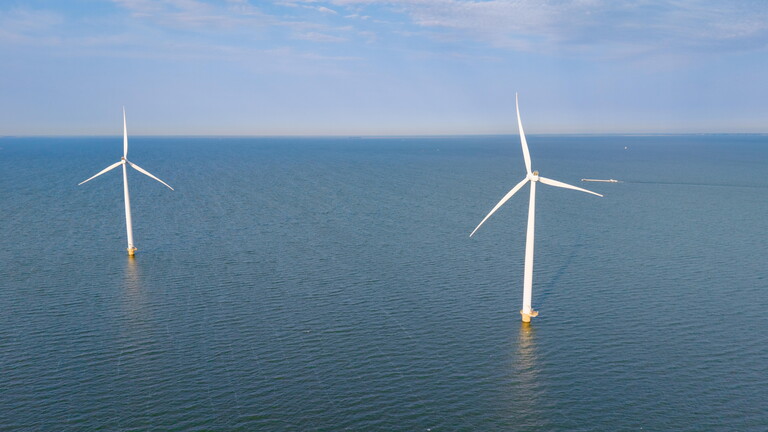 Windräder in Flevoland in den Niederlanden.